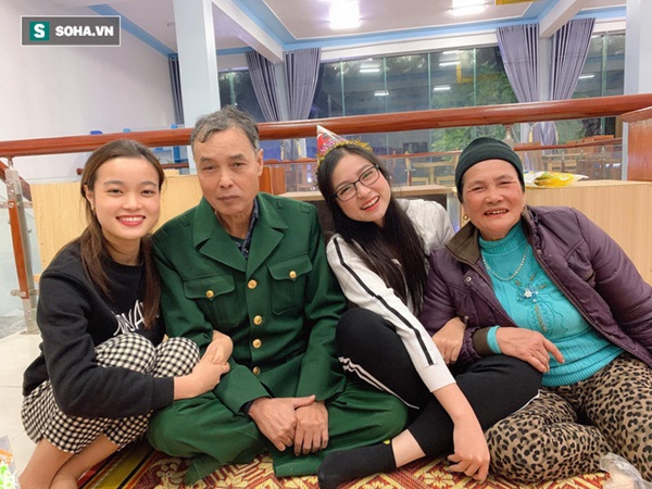 Sự thật đằng sau bức ảnh 4 chị em mặc áo hoa của mẹ đón Tết, 2 cô trẻ nhất bị rao bán vì quá ế!-2