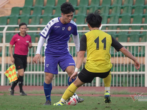 Công Phượng đeo khẩu trang phòng ngừa virus Vũ Hán trong bữa ăn, nhưng lại khoét miệng hài hước khiến đồng đội phì cười-3