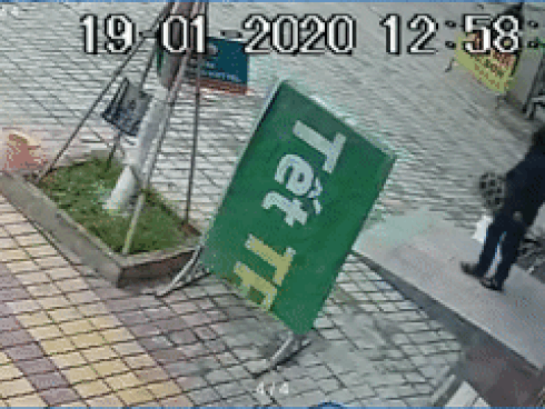 Nam thanh niên trộm 2 con gà ngay trước cửa quán