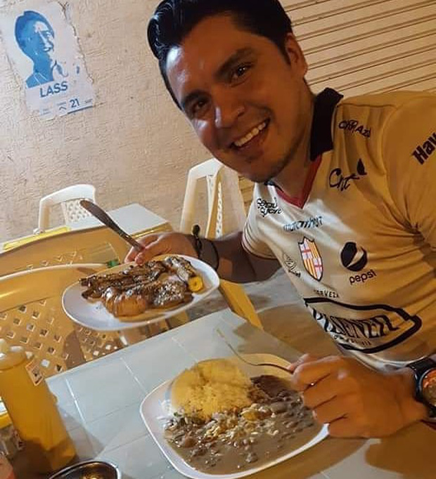 Góc đen đủi: Bị camera quay được cảnh hôn gái lạ trên khán đài, fan bóng đá bị vợ đá tức khắc vì tội cắm sừng-3