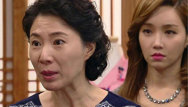 Mẹ chồng bóng gió dâu nhà người ta thưởng Tết 300 triệu biếu ngay mẹ chồng 100, nàng dâu nhà liền chìa ra xấp giấy khiến bà đỏ mặt lấp liếm chỉ nói cho vui-1