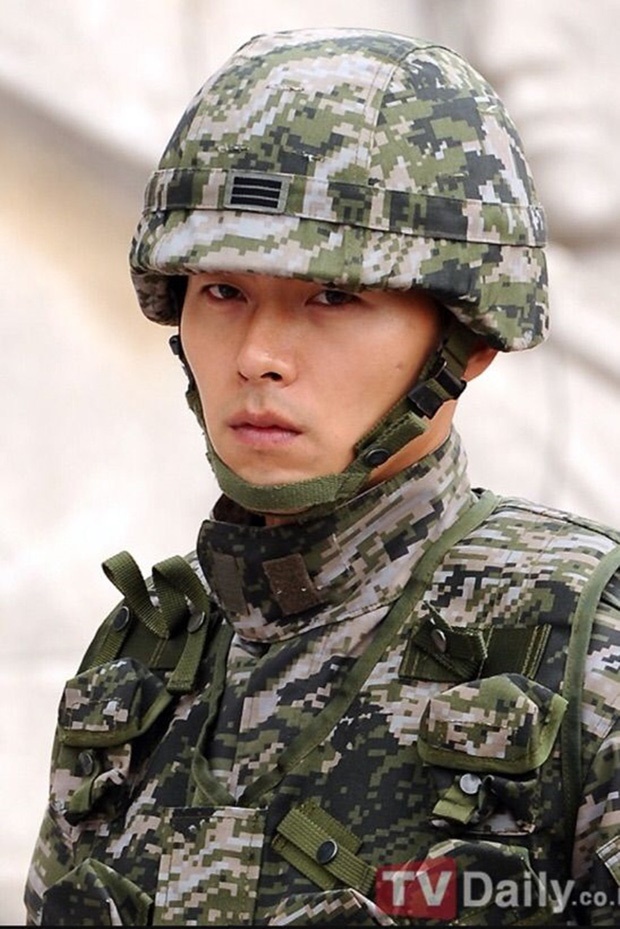Ngất ngây Hyun Bin thời nhập ngũ: Phải chăng ekip Crash Landing On You” định cast bằng được anh khi xem loạt ảnh này?-2