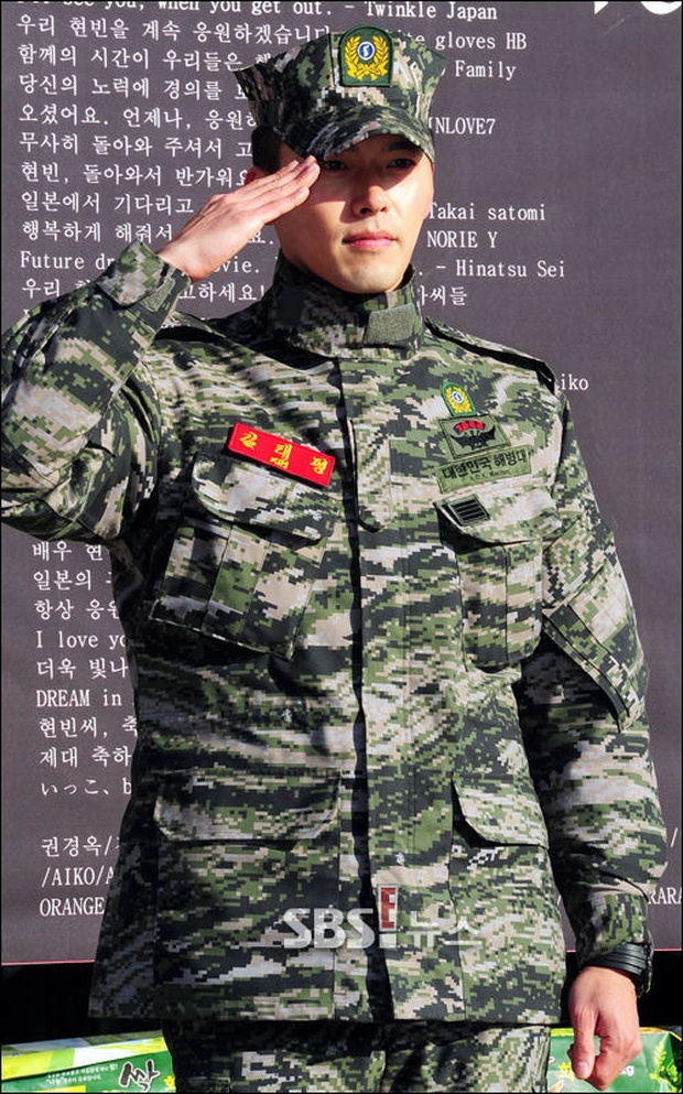 Ngất ngây Hyun Bin thời nhập ngũ: Phải chăng ekip Crash Landing On You” định cast bằng được anh khi xem loạt ảnh này?-7
