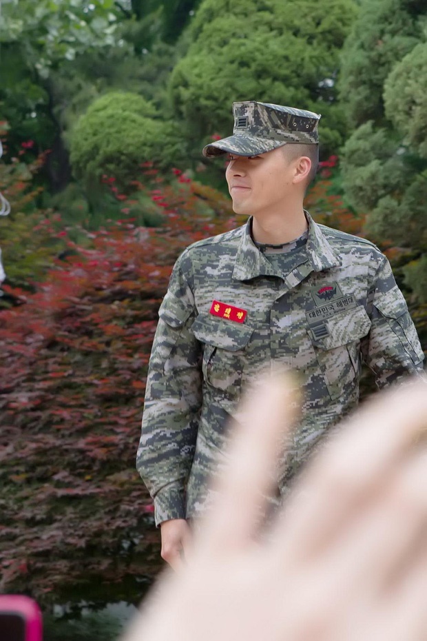 Ngất ngây Hyun Bin thời nhập ngũ: Phải chăng ekip Crash Landing On You” định cast bằng được anh khi xem loạt ảnh này?-16