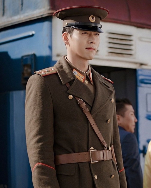 Ngất ngây Hyun Bin thời nhập ngũ: Phải chăng ekip Crash Landing On You” định cast bằng được anh khi xem loạt ảnh này?-17