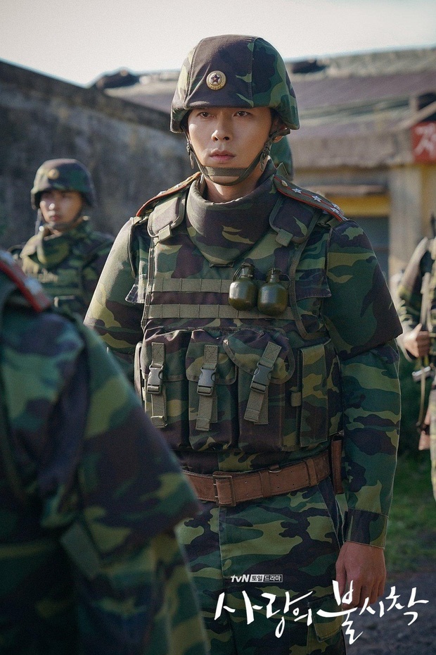 Ngất ngây Hyun Bin thời nhập ngũ: Phải chăng ekip Crash Landing On You” định cast bằng được anh khi xem loạt ảnh này?-18