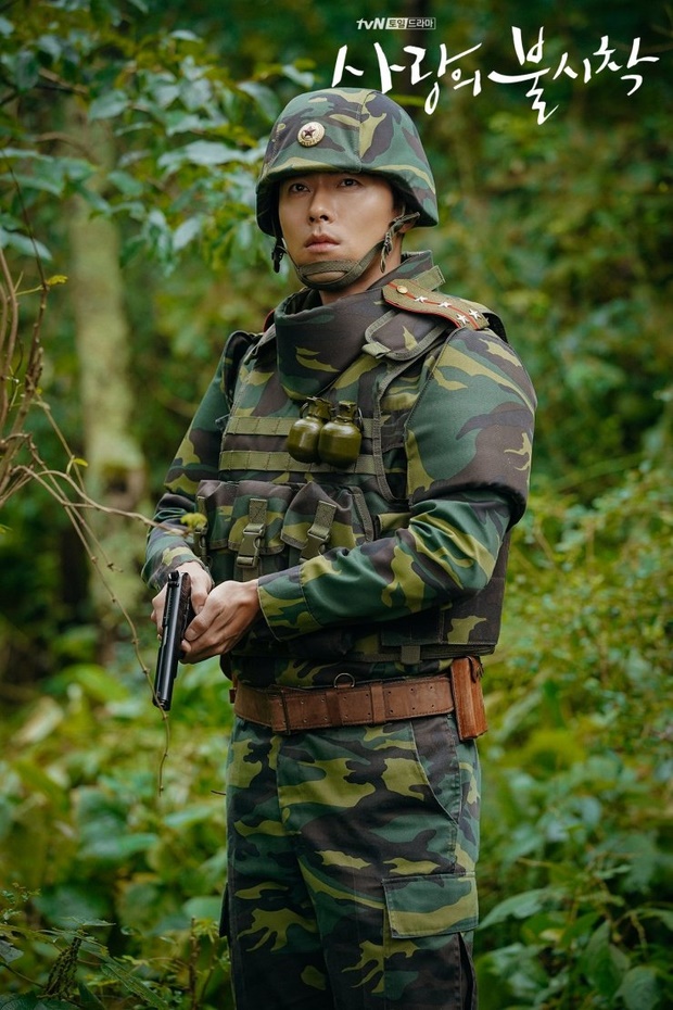 Ngất ngây Hyun Bin thời nhập ngũ: Phải chăng ekip Crash Landing On You” định cast bằng được anh khi xem loạt ảnh này?-19