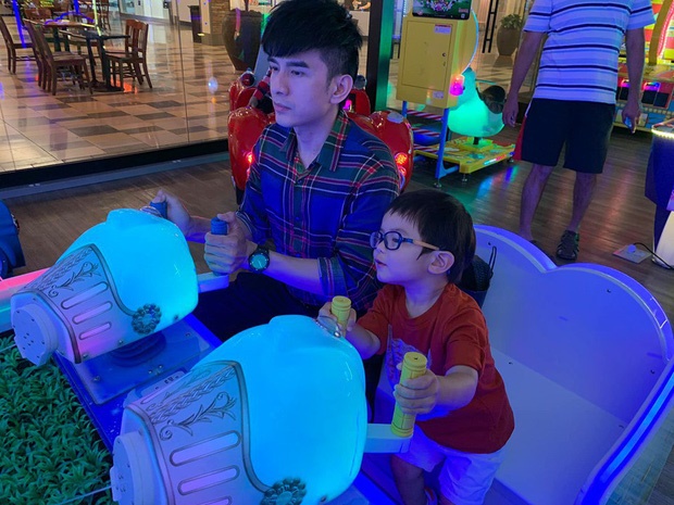 Vợ chồng Đan Trường – Thủy Tiên và cách nuôi dạy con khiến nhiều người ngưỡng mộ: Giỏi giang nhưng khiêm tốn, không ỷ lại vào bố mẹ-8