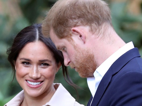 Meghan Markle vui vẻ bế con đi dạo sau khi rút khỏi Hoàng gia Anh-7