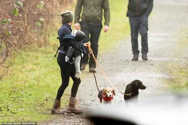 Meghan Markle vui vẻ bế con đi dạo sau khi rút khỏi Hoàng gia Anh-3