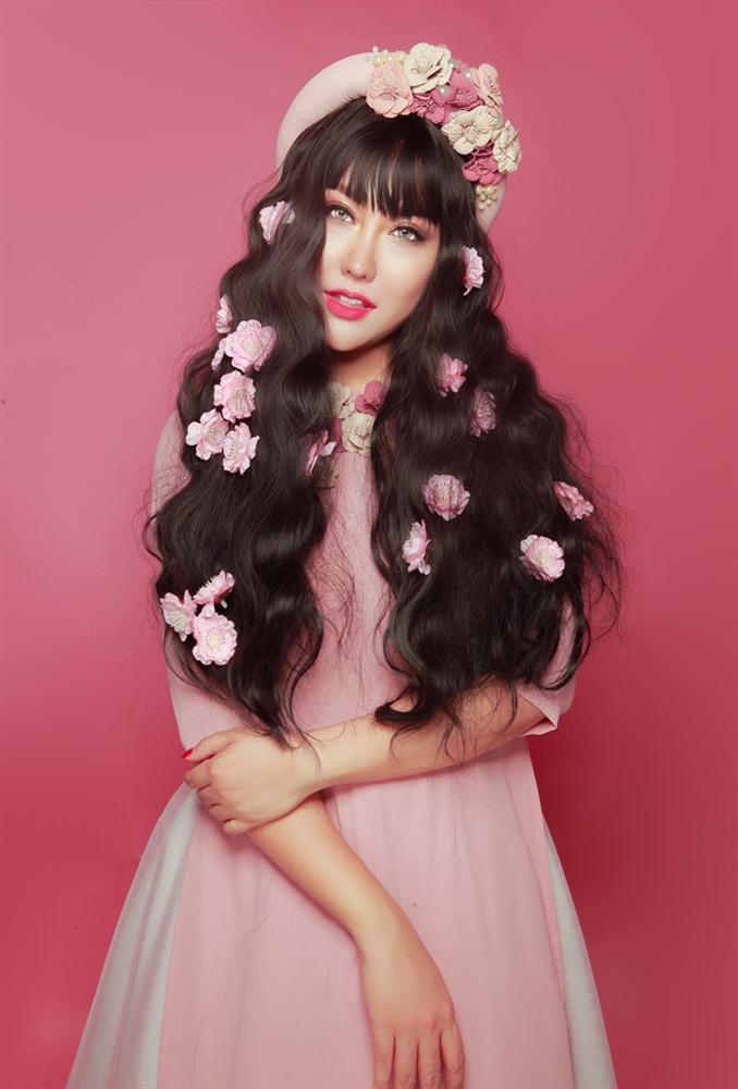 Phi Thanh Vân dịu dàng bên con trai, gợi cảm phá cách khi một mình-6