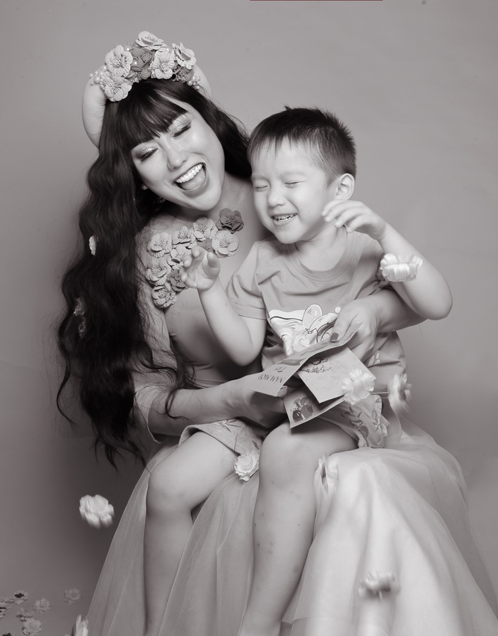 Phi Thanh Vân dịu dàng bên con trai, gợi cảm phá cách khi một mình-10