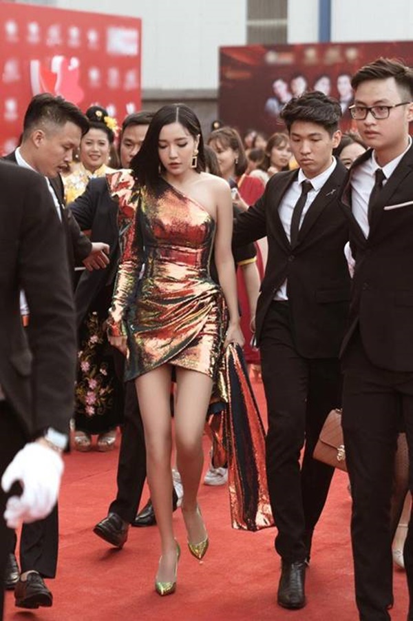 Cuối năm bục mặt chạy show, ca sĩ Bao giờ lấy chồng vẫn đảm đang hết phần thiên hạ-1