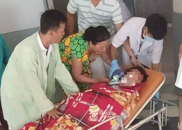 Chồng đột quỵ rồi mất trong lúc bán hoa Tết ở Sài Gòn, vợ cùng các con vội về đưa tang với hơn 2 tấn dưa còn nằm lại vỉa hè-1