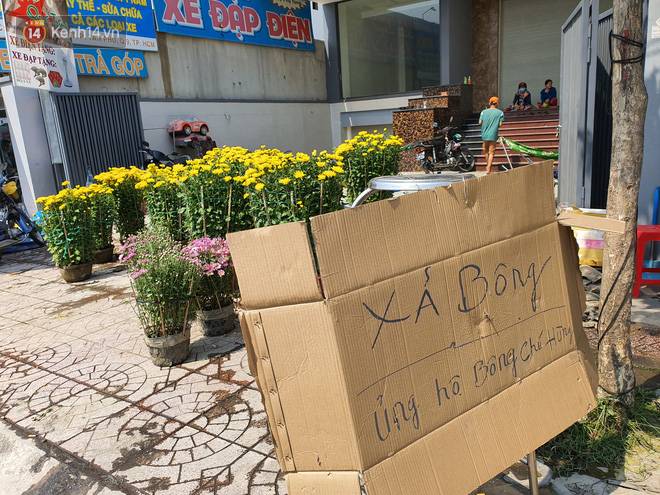 Chồng đột quỵ rồi mất trong lúc bán hoa Tết ở Sài Gòn, vợ cùng các con vội về đưa tang với hơn 2 tấn dưa còn nằm lại vỉa hè-2