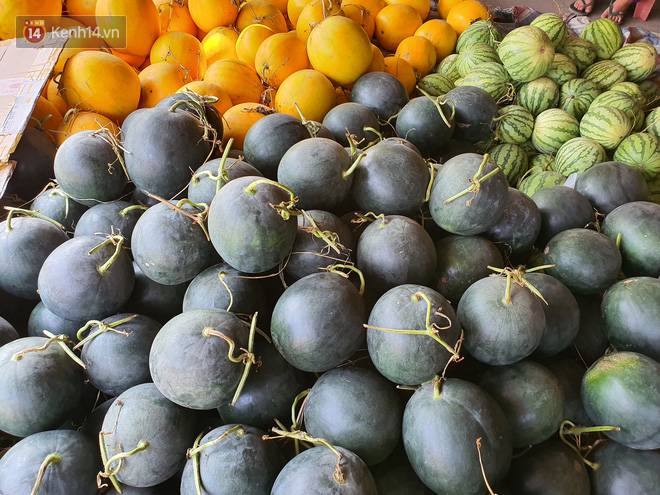 Chồng đột quỵ rồi mất trong lúc bán hoa Tết ở Sài Gòn, vợ cùng các con vội về đưa tang với hơn 2 tấn dưa còn nằm lại vỉa hè-4