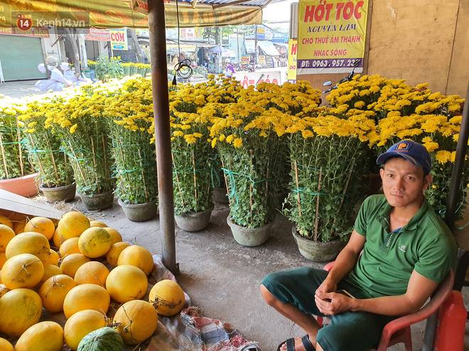 Chồng đột quỵ rồi mất trong lúc bán hoa Tết ở Sài Gòn, vợ cùng các con vội về đưa tang với hơn 2 tấn dưa còn nằm lại vỉa hè-8
