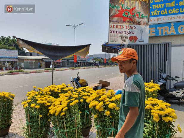 Chồng đột quỵ rồi mất trong lúc bán hoa Tết ở Sài Gòn, vợ cùng các con vội về đưa tang với hơn 2 tấn dưa còn nằm lại vỉa hè-9