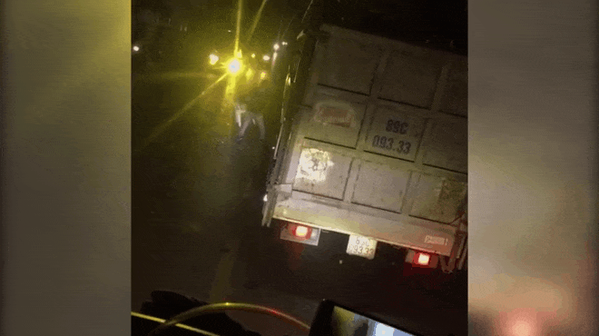 Cầm ghế đập vỡ kính xe tải, người đàn ông bị tài xế lao vào xử nóng giữa đường-1