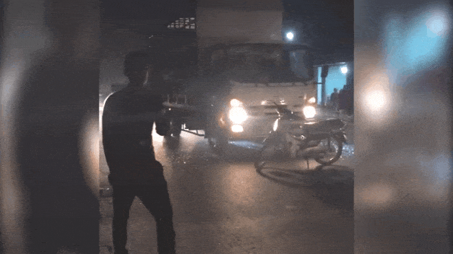 Cầm ghế đập vỡ kính xe tải, người đàn ông bị tài xế lao vào xử nóng giữa đường-2