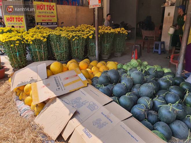 Chồng đột quỵ rồi mất trong lúc bán hoa Tết ở Sài Gòn, vợ cùng các con vội về đưa tang với hơn 2 tấn dưa còn nằm lại vỉa hè-11