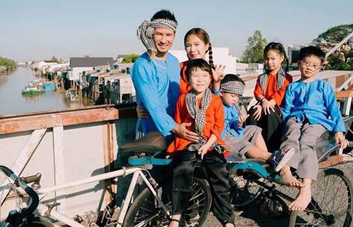 Gia đình Lý Hải Minh Hà diện áo bà ba về quê ăn Tết, bà con ai cũng trầm trồ-1