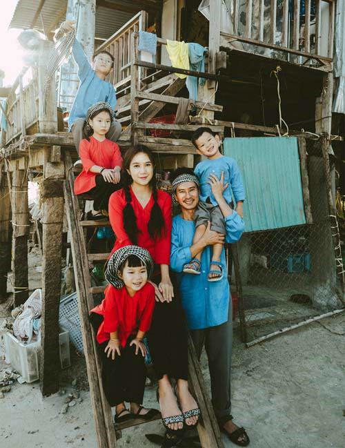 Gia đình Lý Hải Minh Hà diện áo bà ba về quê ăn Tết, bà con ai cũng trầm trồ-2