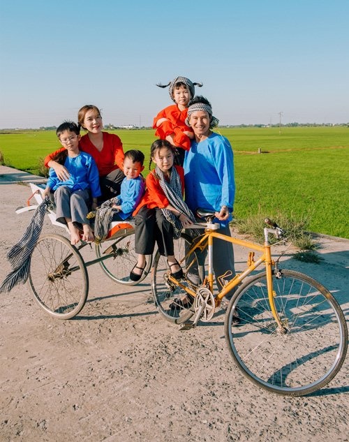 Gia đình Lý Hải Minh Hà diện áo bà ba về quê ăn Tết, bà con ai cũng trầm trồ-3