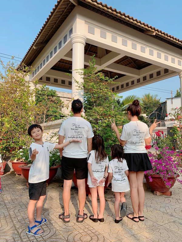 Gia đình Lý Hải Minh Hà diện áo bà ba về quê ăn Tết, bà con ai cũng trầm trồ-7