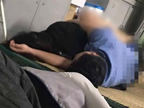 Đình chỉ công tác nam bác sĩ bị tố không mặc quần dài, ôm nữ sinh viên ngủ trong ca trực