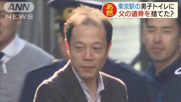 Phẫn nộ: Bố qua đời trong cô độc, con trai vứt tro cốt vào nhà vệ sinh công cộng vì sợ đem về sẽ bị mẹ mắng-1