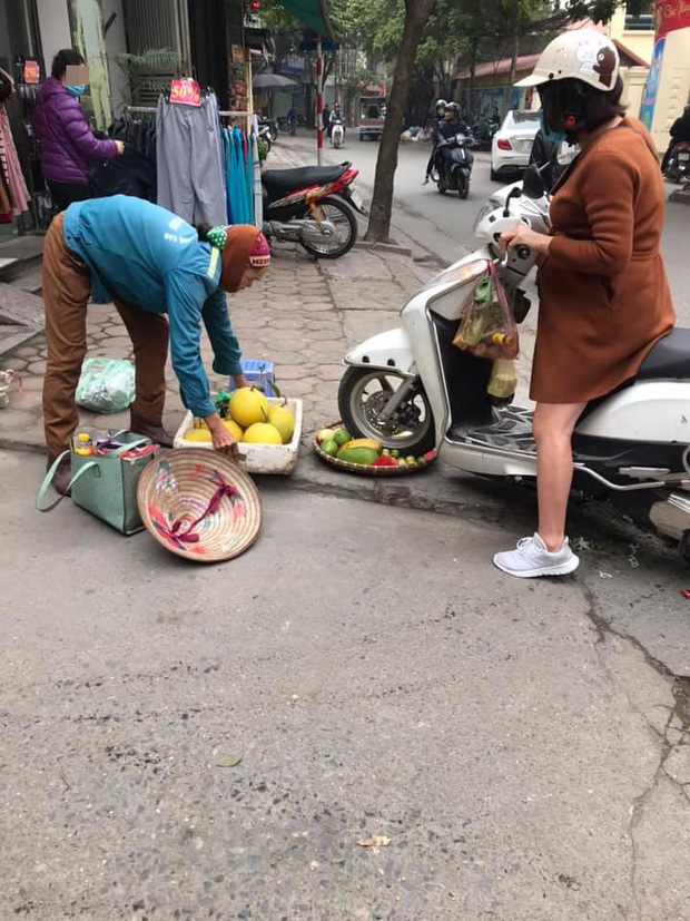 Vụ người phụ nữ mang bầu lái xe cán qua nia trái cây của cô bán hàng rong: Nữ nhân viên cửa hàng quần áo lên tiếng-1