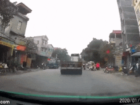 Người đàn ông bám lên gương container đang chạy-1