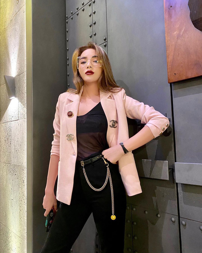 Cùng 1 cặp kính lồng lộn: Kỳ Duyên sang chảnh, Phạm Quỳnh Anh thần thái nhưng lại gây cảm giác sai sai-4