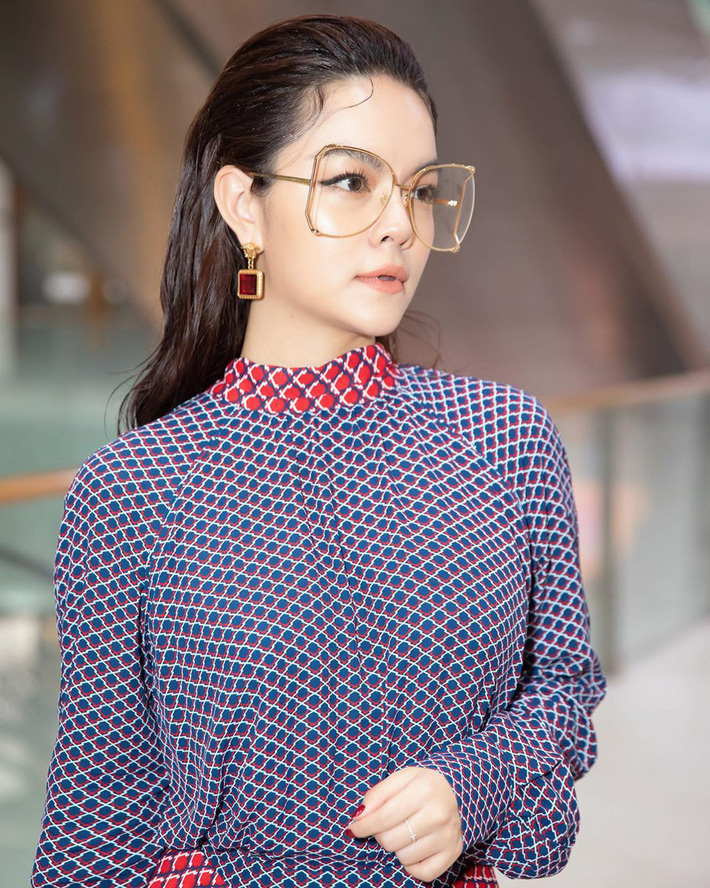 Cùng 1 cặp kính lồng lộn: Kỳ Duyên sang chảnh, Phạm Quỳnh Anh thần thái nhưng lại gây cảm giác sai sai-1