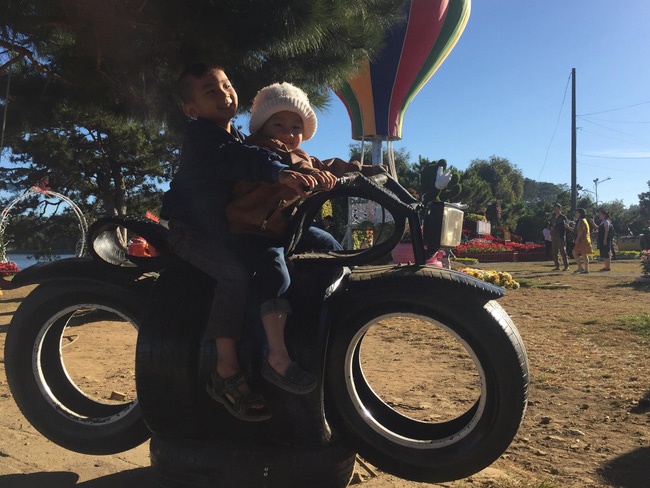 Cậu bé mầm non nức nở xin bà cho nuôi 3 chú mèo nhặt từ thùng rác, nhưng câu chuyện cuộc đời càng khiến ai nấy nghẹn ngào-3