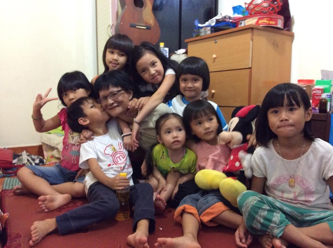 Cậu bé mầm non nức nở xin bà cho nuôi 3 chú mèo nhặt từ thùng rác, nhưng câu chuyện cuộc đời càng khiến ai nấy nghẹn ngào-2