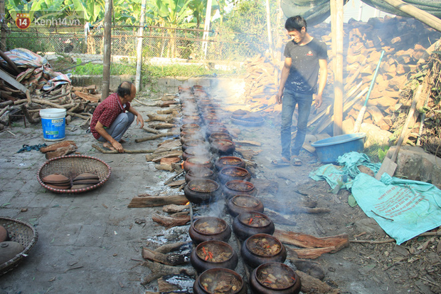 Người làng Vũ Đại đeo mặt nạ, xuyên đêm nấu cá kho bạc triệu phục vụ Tết cổ truyền-1