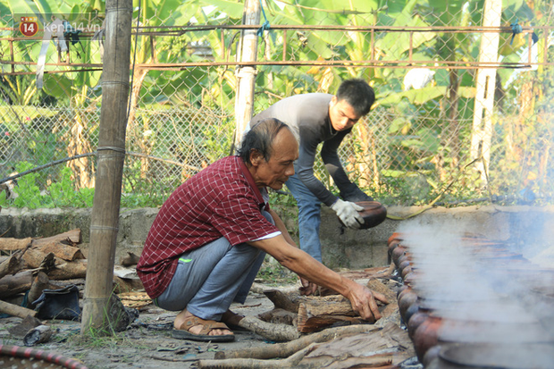 Người làng Vũ Đại đeo mặt nạ, xuyên đêm nấu cá kho bạc triệu phục vụ Tết cổ truyền-8