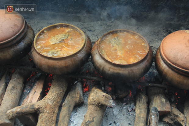 Người làng Vũ Đại đeo mặt nạ, xuyên đêm nấu cá kho bạc triệu phục vụ Tết cổ truyền-11