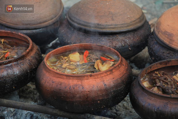 Người làng Vũ Đại đeo mặt nạ, xuyên đêm nấu cá kho bạc triệu phục vụ Tết cổ truyền-12
