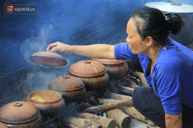 Người làng Vũ Đại đeo mặt nạ, xuyên đêm nấu cá kho bạc triệu phục vụ Tết cổ truyền-15