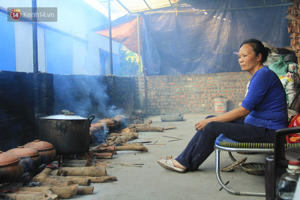 Người làng Vũ Đại đeo mặt nạ, xuyên đêm nấu cá kho bạc triệu phục vụ Tết cổ truyền-17
