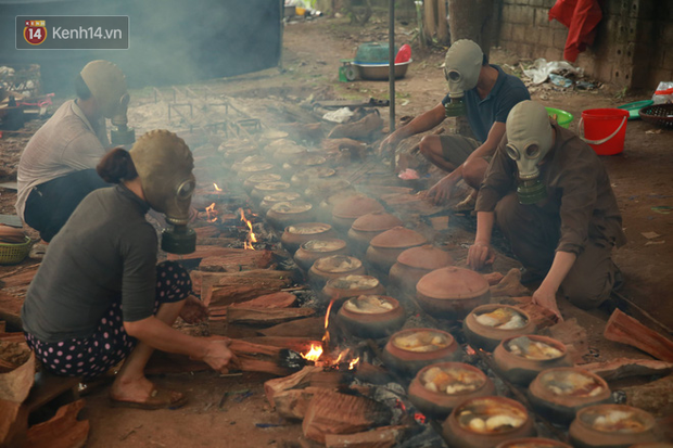 Người làng Vũ Đại đeo mặt nạ, xuyên đêm nấu cá kho bạc triệu phục vụ Tết cổ truyền-18