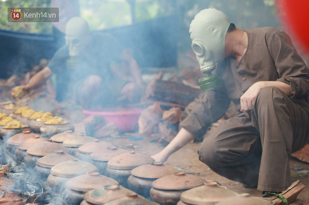 Người làng Vũ Đại đeo mặt nạ, xuyên đêm nấu cá kho bạc triệu phục vụ Tết cổ truyền-19