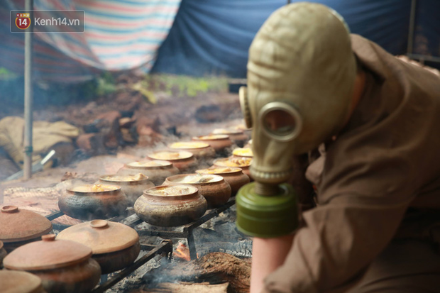 Người làng Vũ Đại đeo mặt nạ, xuyên đêm nấu cá kho bạc triệu phục vụ Tết cổ truyền-20
