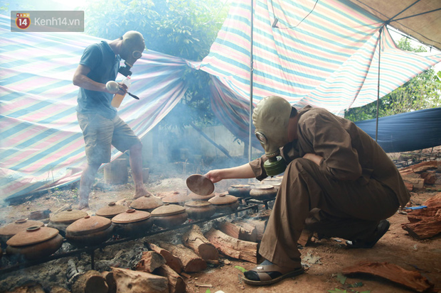 Người làng Vũ Đại đeo mặt nạ, xuyên đêm nấu cá kho bạc triệu phục vụ Tết cổ truyền-22
