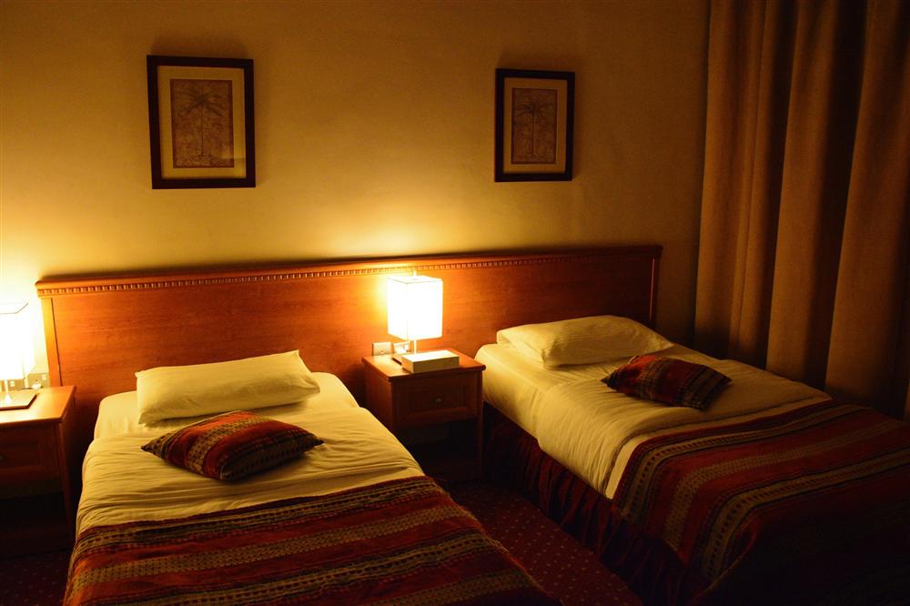 Âm thanh nhạy cảm phát ra từ phòng bên của khách sạn khiến con gái tò mò hỏi và câu trả lời của người mẹ quá thông minh-1