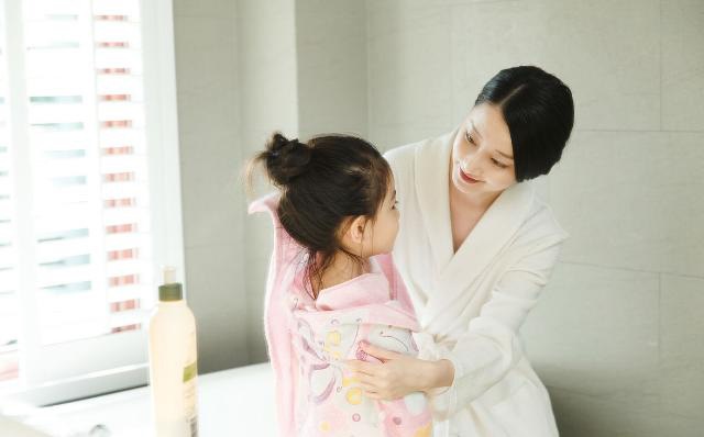 Âm thanh nhạy cảm phát ra từ phòng bên của khách sạn khiến con gái tò mò hỏi và câu trả lời của người mẹ quá thông minh-2