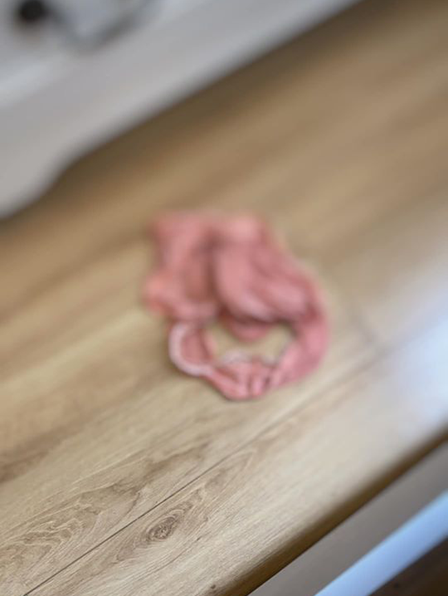 Thuê giúp việc theo giờ dọn nhà đón Tết, chàng trai Hà Nội khóc thét khi phát hiện ra bùa yêu là chiếc quần chip bị bỏ lại-1